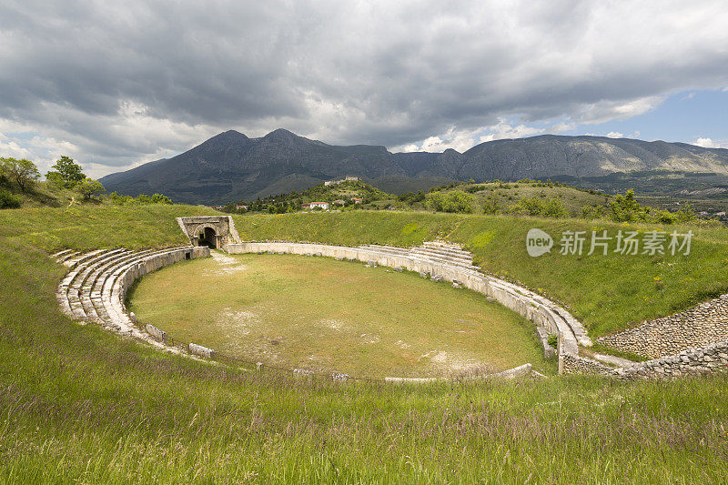 意大利阿韦扎诺阿布鲁齐 (Avezzano Abruzzi) 阿尔巴富森斯 (Alba Fucens) 的罗马圆形剧场